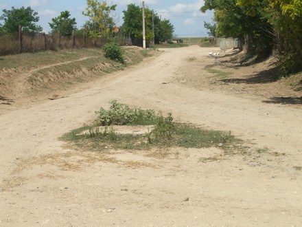 peisajul comunei campioane la bani de la cjc strazi cu buruieni canalizari fara capace si scoala din