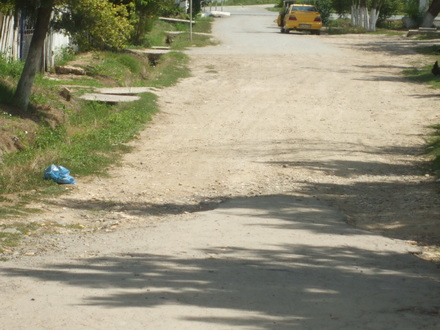 peisajul comunei campioane la bani de la cjc strazi cu buruieni canalizari fara capace si scoala din