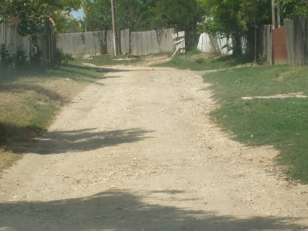 peisajul comunei campioane la bani de la cjc strazi cu buruieni canalizari fara capace si scoala din