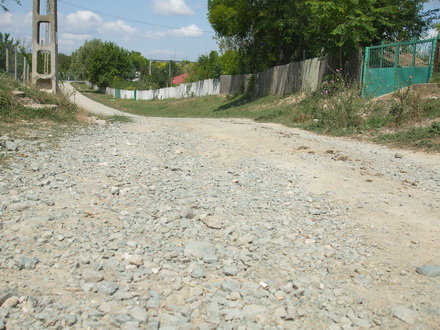 peisajul comunei campioane la bani de la cjc strazi cu buruieni canalizari fara capace si scoala din