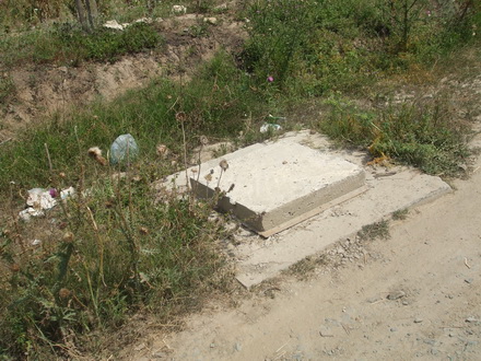 peisajul comunei campioane la bani de la cjc strazi cu buruieni canalizari fara capace si scoala din