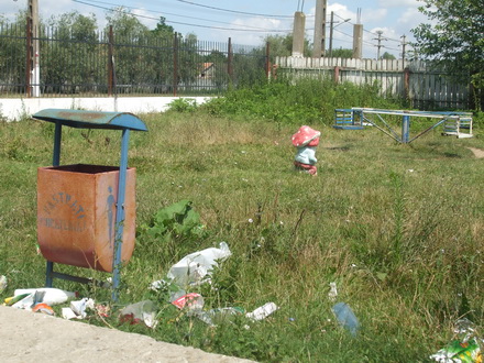 peisajul comunei campioane la bani de la cjc strazi cu buruieni canalizari fara capace si scoala din