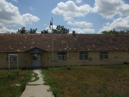peisajul comunei campioane la bani de la cjc strazi cu buruieni canalizari fara capace si scoala din