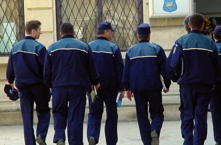 averi_-_politisti_01.jpg averi_-_politisti_01.jpg