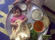 Părinţi şocant de iresponsabili Îşi fac copiii sandwich sau îi bagă în cuptor