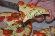 Mini-pizza cu roşii şi mozzarella