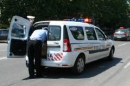 Zece firme pe butuci Ferţu, presupusul protejat al Gărzii, atacă Poliţia