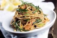 Spaghetti cu somon, masline si rucola