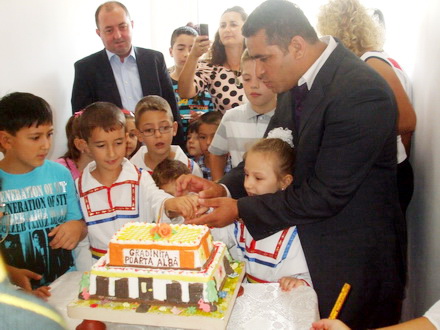 prima gradinita eco din judet la poarta alba prefectul palaz si primarul delicoti au taiat panglica inaugurala