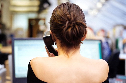 05_akar_femeie_telefon.jpg 05_akar_femeie_telefon.jpg