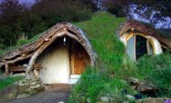 Un britanic şi-a construit o casă de hobbit, în care s-a mutat cu întreaga familie 