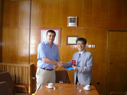 prof._univ._dr._eden_mamut_i_ofer__dr._yongsup_kim_medalia_jubiliar_resize.jpg