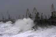 S-au închis porturile. În largul mării se anunţă un ciclon