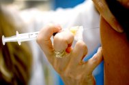 Un vaccin revoluţionar luptă contra cancerului de sân şi a celui ovarian