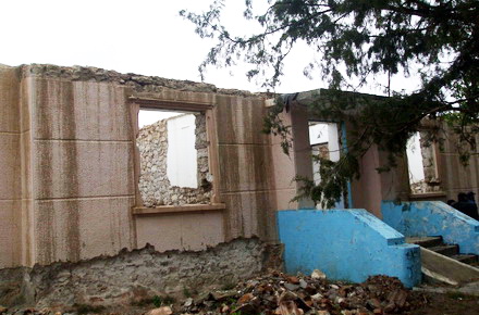 Albesti_demolare_scoala_Cotu_Vaii_2.jpg