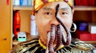 Un chinez îşi bagă şerpi veninoşi pe nas şi îi scoate pe gură