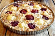 Tarta cu pere, prune si migdale 