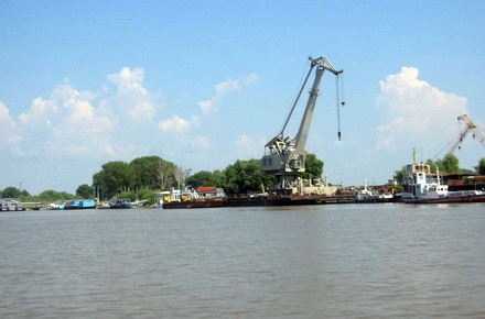 Tulcea_-_port_macara_plutitoare.jpg Tulcea_-_port_macara_plutitoare.jpg