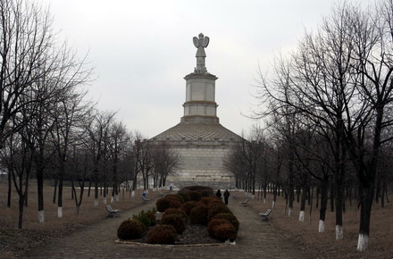 monument-AdamclisimonumentTropaeumTraiani03.jpg