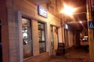 Nikos Greek Taverna, un local cu ospătari rapizi