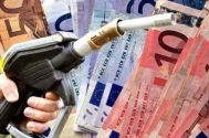 Scumpirea benzinei devine camp de lupta pentru politicieni 