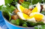 Salata de spanac cu oua si crutoane