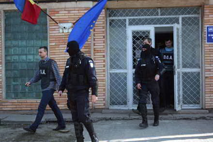 mandate emise pe inserat suveica de arestari perchezitii si audieri tarzii in dosarul mafia din portul