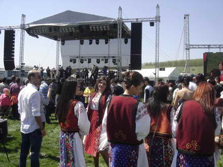 concert de exceptie agrement si relaxare ziua comunei pestera a atras mii de petrecareti galerie foto