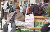 Pachete pentru pensionarii şi persoanele cu handicap din Năvodari înainte de Paşti