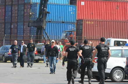 04_perchezitii_-_perchezitii_containere_port.jpg 04_perchezitii_-_perchezitii_containere_port.jpg