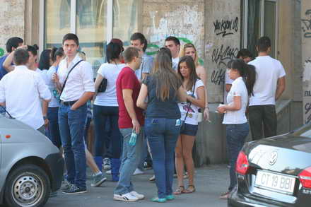 coplesiti de emotii pana duminica absolventii clasei a xii a afla rezultatele examenelor de bacalaureat
