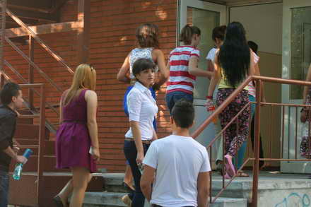 coplesiti de emotii pana duminica absolventii clasei a xii a afla rezultatele examenelor de bacalaureat
