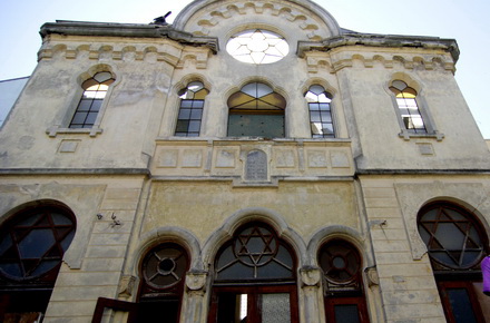 turisti-Sinagoga.jpg