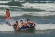 Fotoreportaj Marea, oameni si valuri, pe timp de furtuna