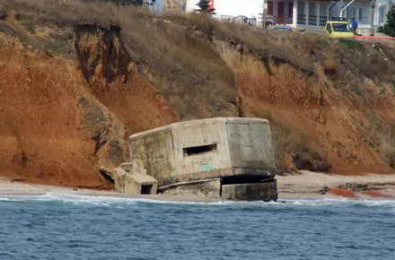 turisti_-_cazemata_pe_plaja.jpg turisti_-_cazemata_pe_plaja.jpg