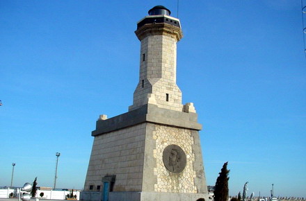 turisti-monumentCuibulreginei1.jpg