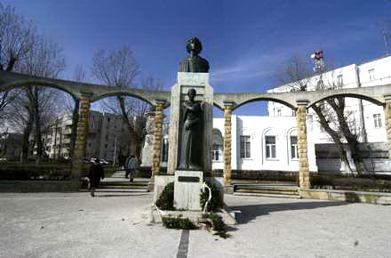 turisti_Statuie_Mihai_Eminescu_02.jpg