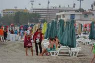 Fotoreportaj Statiunea Mamaia, peisaj sumbru. Valuri mari si turisti suparati