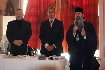 cum mai seamana intre ele ce spun reprezentantii arhiepiscopiei despre bastonul imprumutat lui mazare