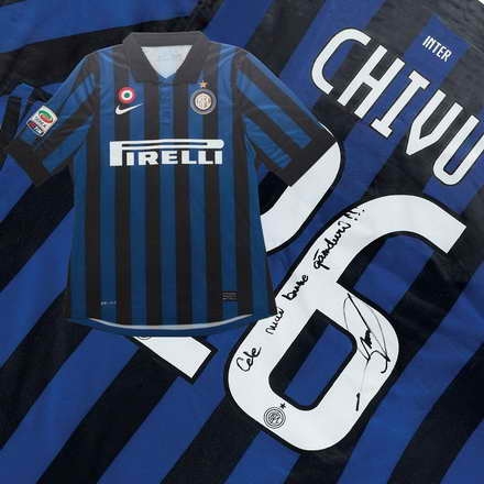 tricoul_cu_autograf_al_lui_cristi_chivu_resize.jpg