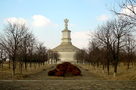 mausoleu_-__monument_Tropaeum_Traiani_01.jpg