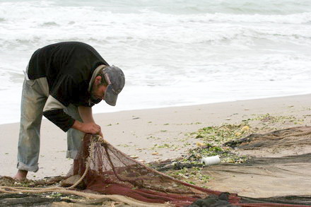 lipoveni pe plaja de la tuzla renegatii deltei si au intins plasele in marea neagra 73216 382841