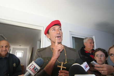 fotoreportaj cum isi poarta mazare crucea daruita de ips teodosie 37816 382779