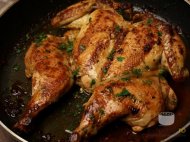 Pui aromat sub caramida