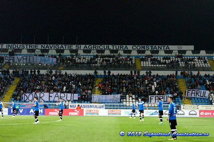 bannere pro farul puse pe stalpii de nocturna la meciul viitorul dinamo 74709 387071