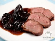 Piept de rata cu prune uscate