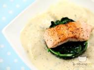 Somon la tigaie cu spanac sote si cartofi in sos de mustar si tarhon