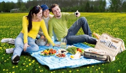 oameni-veseli-picnic-1.jpg