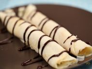 Clatite cu piure de castane, visine si sos de ciocolata