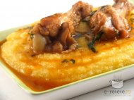 Pui in sos de usturoi cu mamaliguta